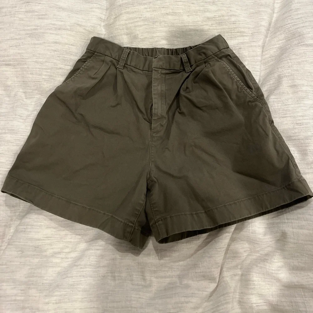 Olive green GAP shorts in size 8